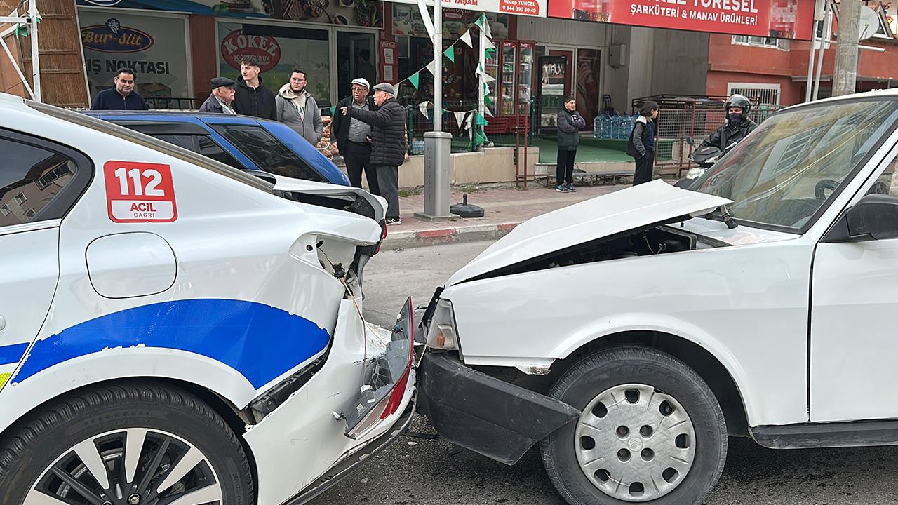 Yayaya yol veren polis aracına çarptı!