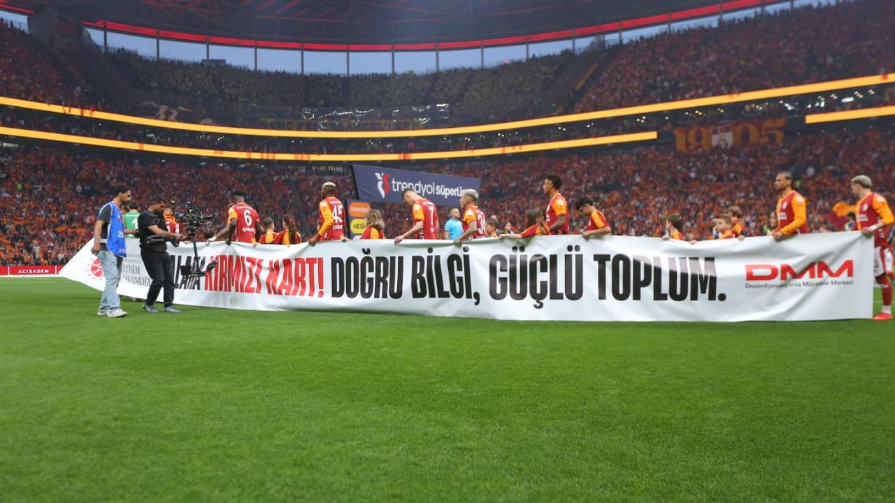 Derbi maçta 'Dezenformasyona Kırmızı Kart' mesajı!