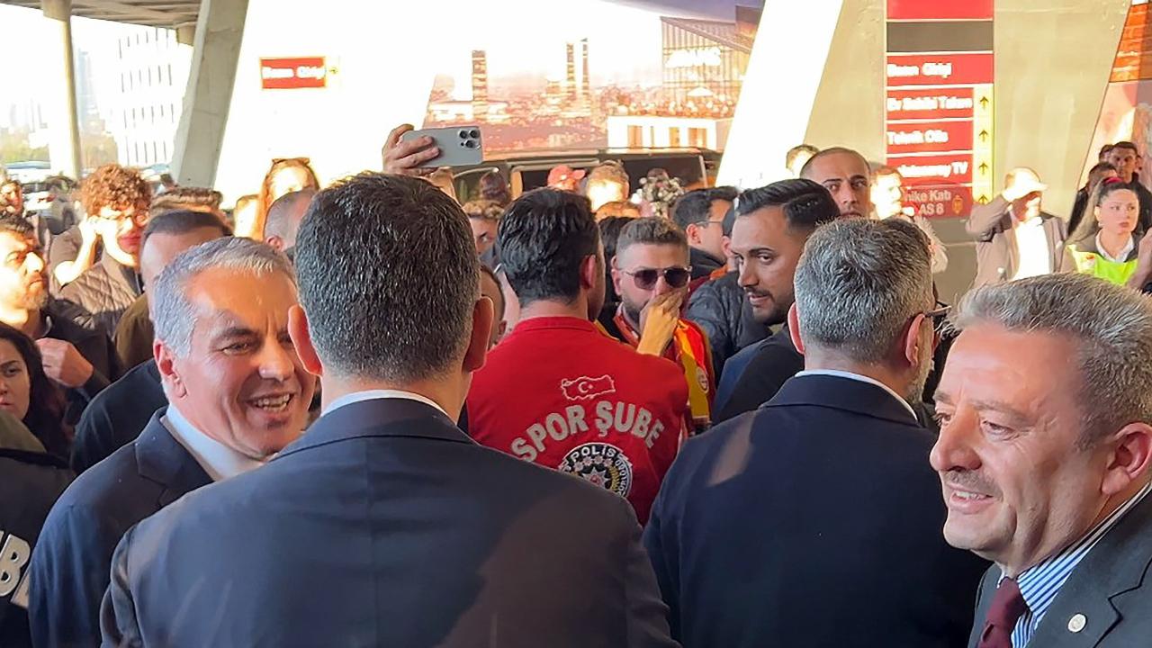Galatasaraylı yöneticiler, Fenerbahçeli yöneticileri karşıladı!