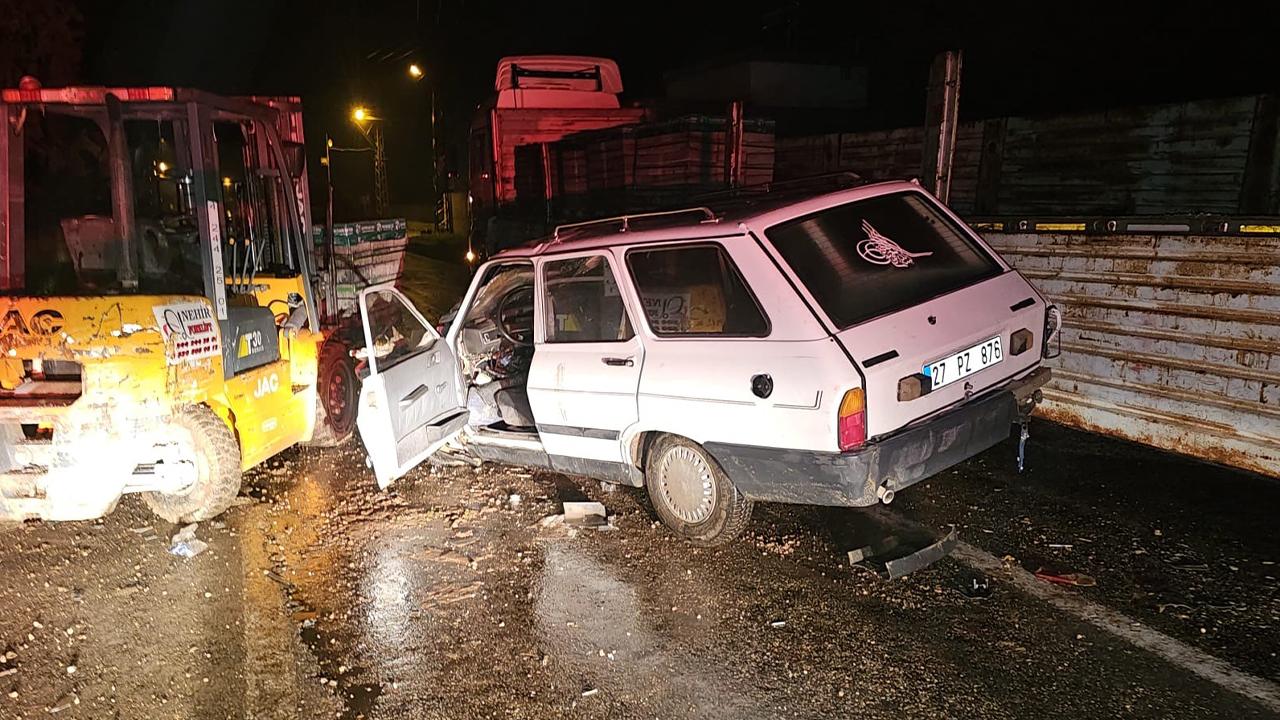 Gaziantep'te otomobil, yük indiren forklifte çarptı!