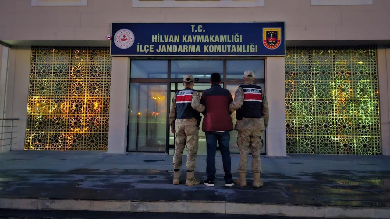 Hilvan’da aranan şahısı jandarma yakaladı!