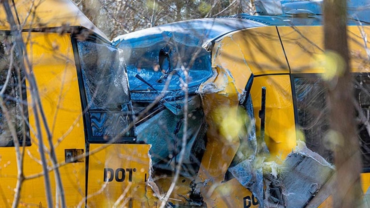 İki tren kafa kafaya çarpıştı: Çok sayıda yaralı