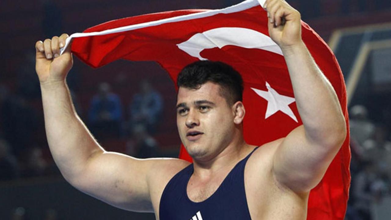 Milli güreşçi tarihe geçti!