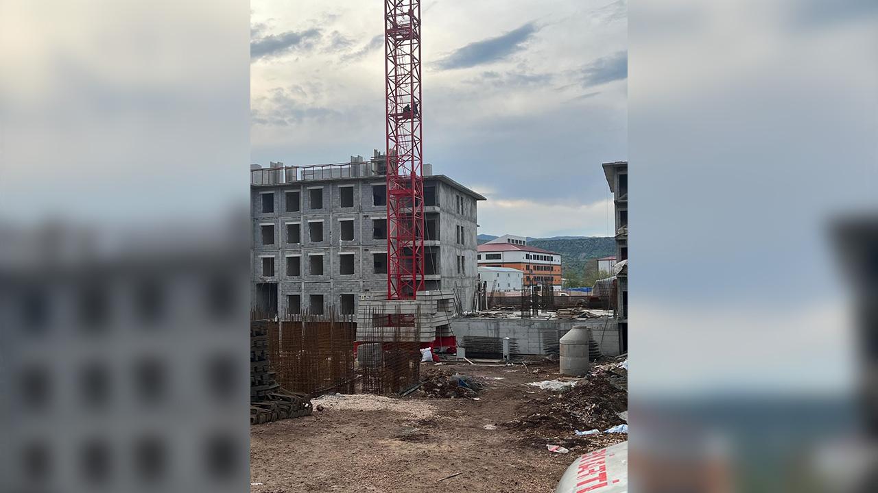 Ücretlerini alamayan işçilerden tehlikeli eylem!