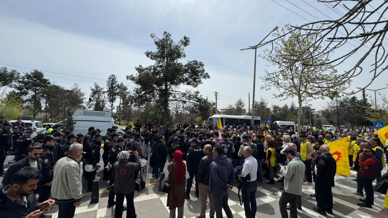 Urfa’da okul saldırısını protesto eden eğitimcilere polis müdahalesi!