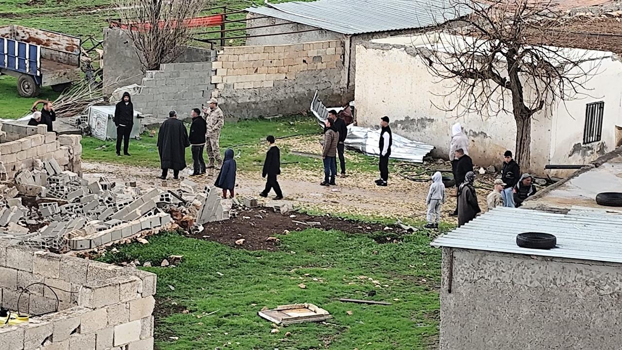 Urfa'da şiddetli fırtına çatıları uçurdu!