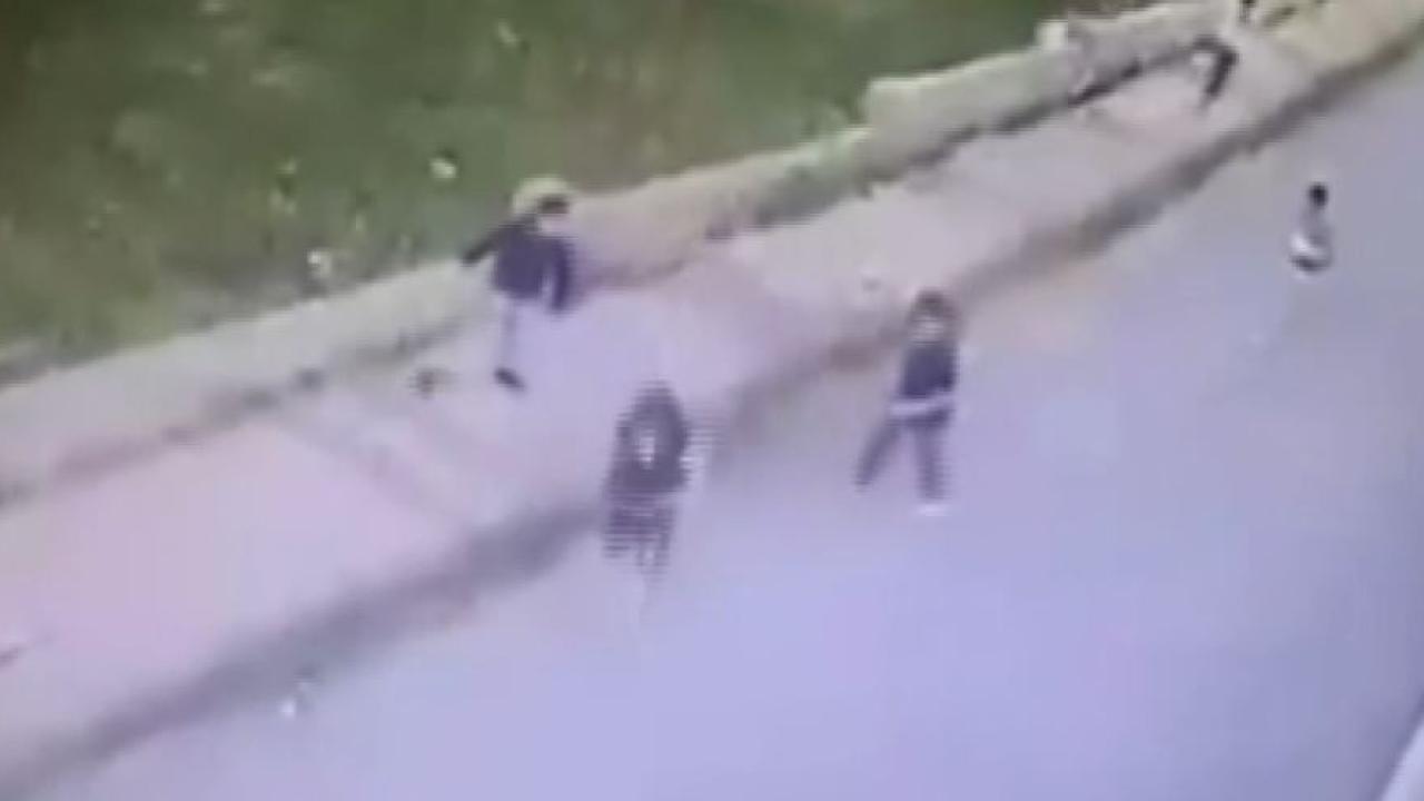 16 yaşındaki çocuk defalarca bıçaklandı: Dehşet anları kamerada