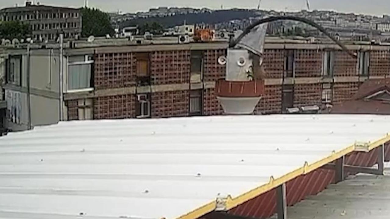 400 yıllık minare vinç darbesiyle yıkıldı: O anlar kamerada!