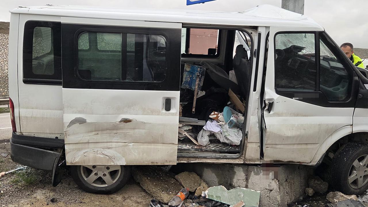 Ankara'da minibüs önce otomobile sonra tabelaya çarptı!