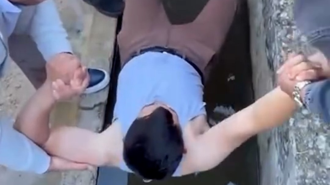 Bayram namazına gelmeyenleri buz gibi suya attılar!