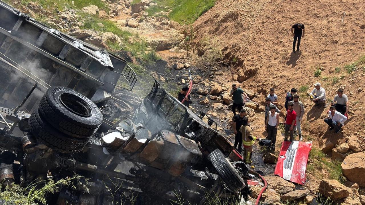 Devrilen TIR alev topuna döndü: Sürücüsü feci şekilde can verdi!