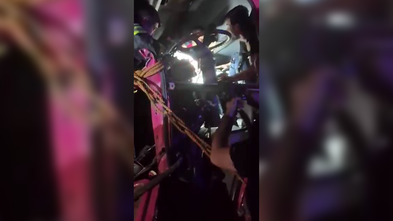 İki TIR çarpıştı: Sürücü araçta sıkıştı! O anlar kamerada!