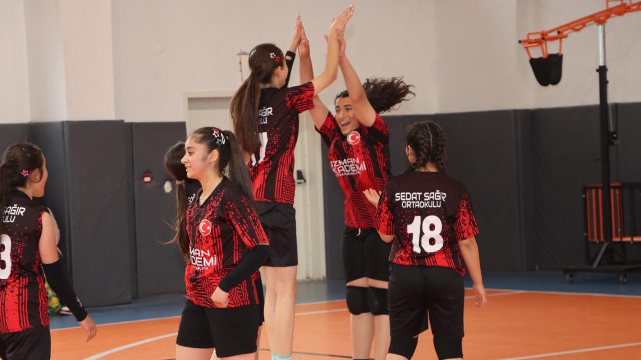 Karaköprü'de voleybol heyecanı başladı!