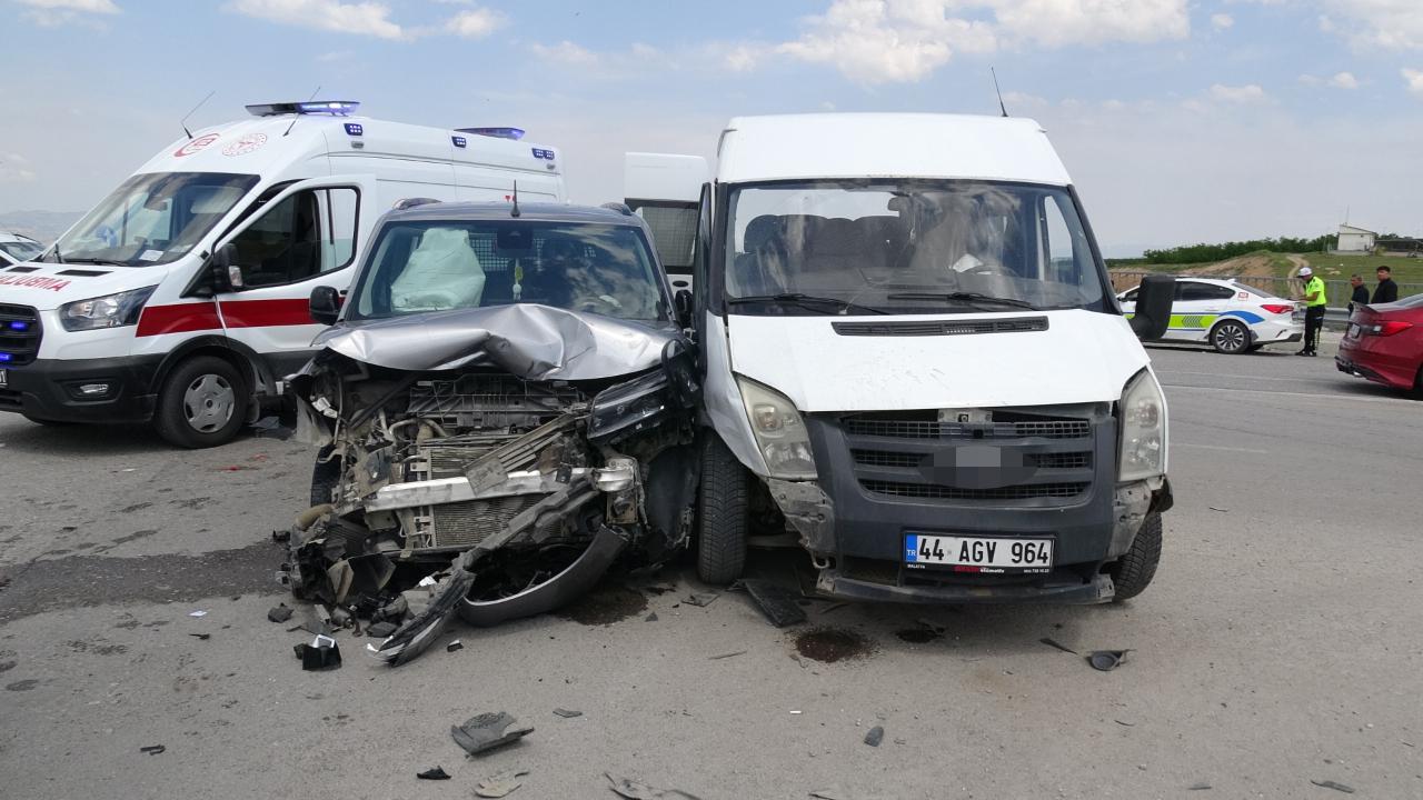 Minibüs ile araç çarpıştı: Çok sayıda yaralı var!
