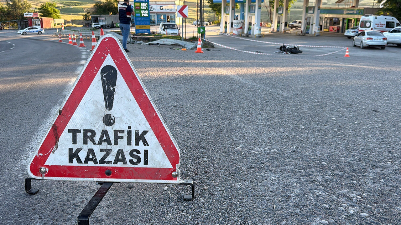 Ölüm virajında motosiklet takla attı!