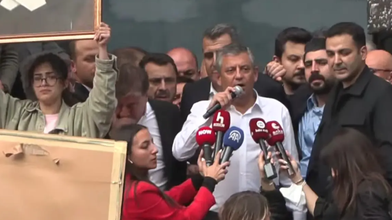 Özgür Özel, CHP Genel Merkezi’nden ayrıldı!
