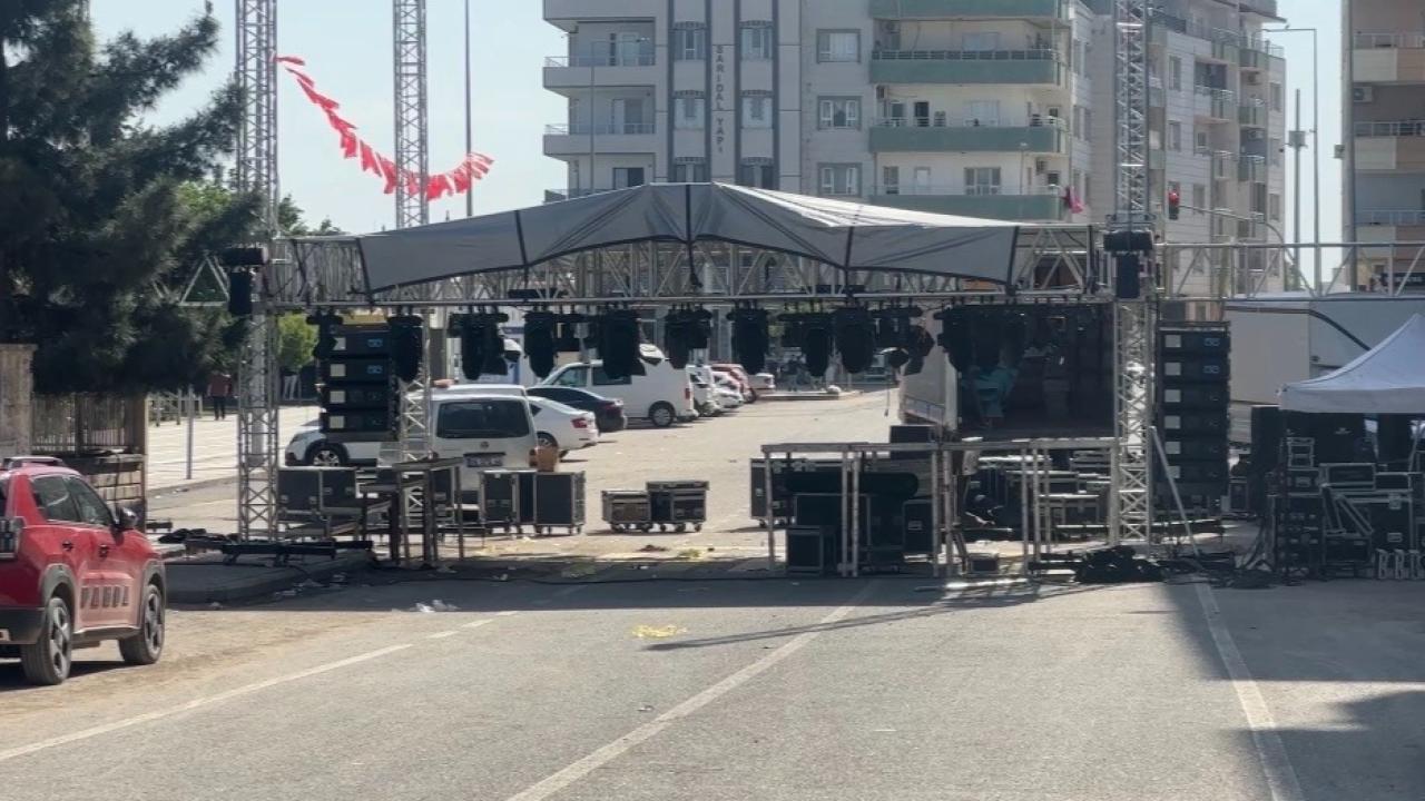 Sahneye dev Türk bayrağı istedi, ortalık karıştı! Ceylanpınar’daki konser iptal edildi