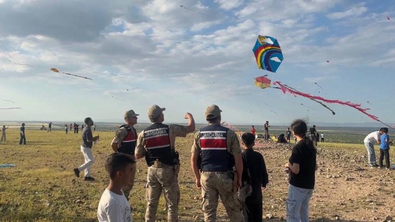 Jandarma sınırda çocuklarla birlikte uçurtma uçurdu!