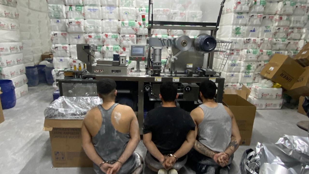 Zehir fabrikalarına şafak baskını: Milyonlarca sentetik hap ele geçirildi!