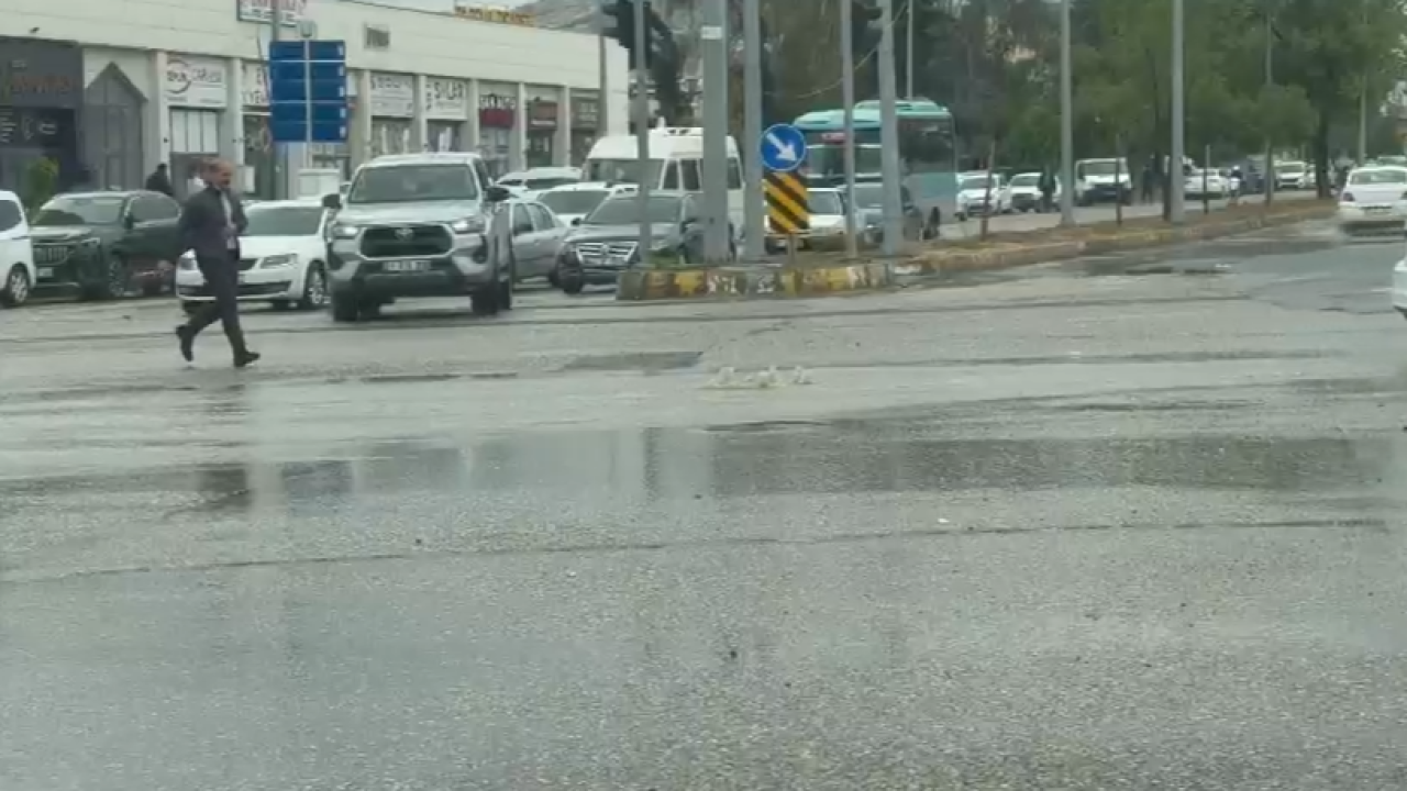 Urfa'da sağanak hayatı olumsuz etkiledi! Rögarlar taştı, yollar göle döndü!