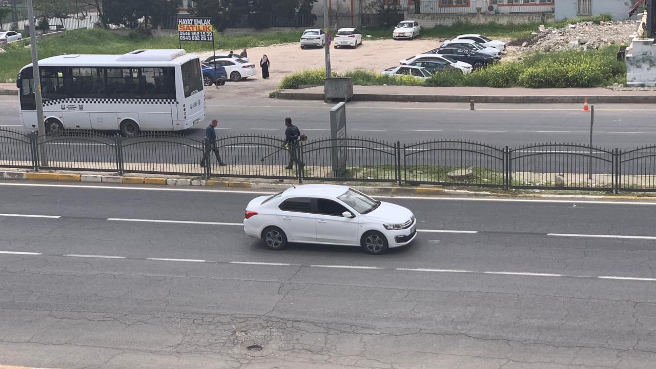Şanlıurfa Büyükşehir Belediyesi'nden refüj temizliği!
