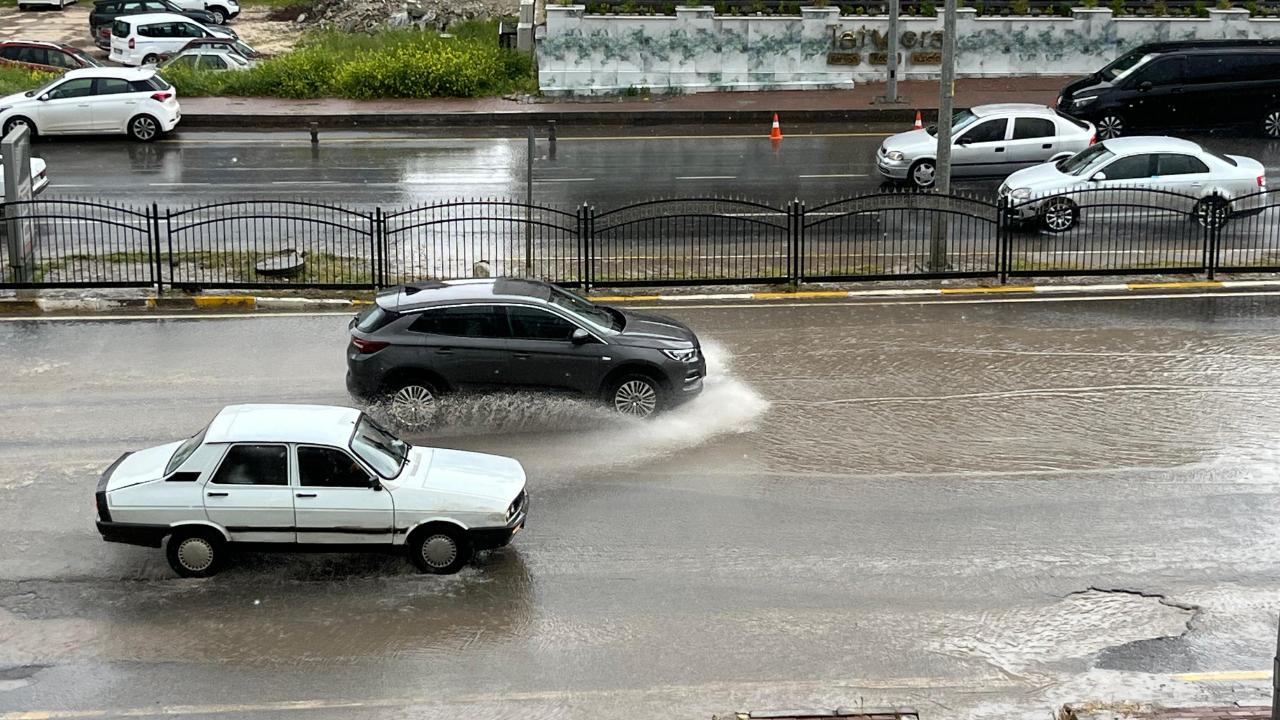Şanlıurfa'da kuvvetli yağış ulaşımı olumsuz etkiledi!