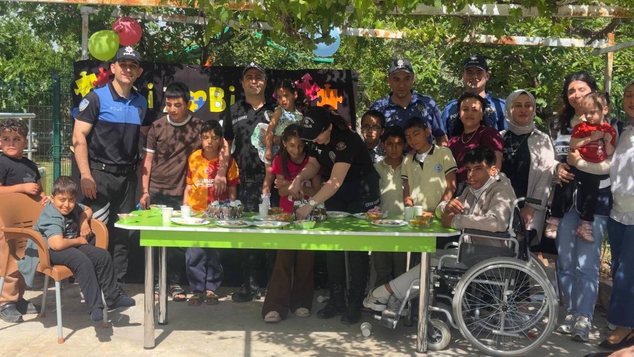 Şanlıurfa’da polislerden çocuklara pasta sürprizi!