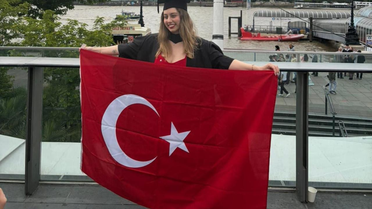 Şanlıurfalı Zeynep Naz Behram UCL’de birincilikle mezun oldu!