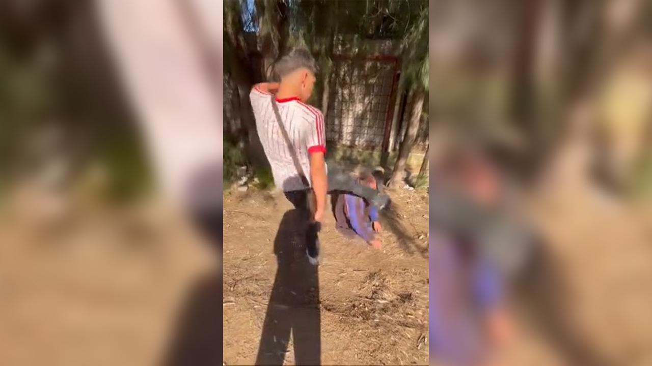 Sokakta uyuyan adamın yüzüne tekme atıp sosyal medyada paylaştı!