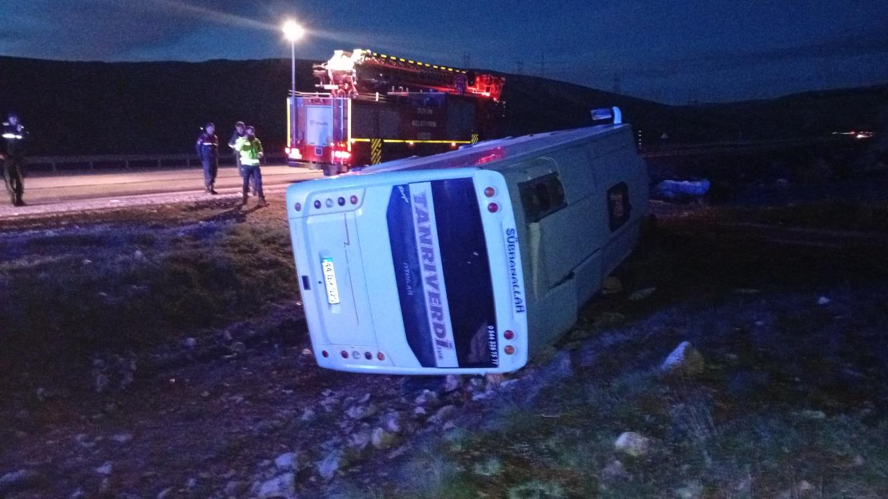 Yolcu midibüsü devrildi: 3'ü ağır çok sayıda yaralı!