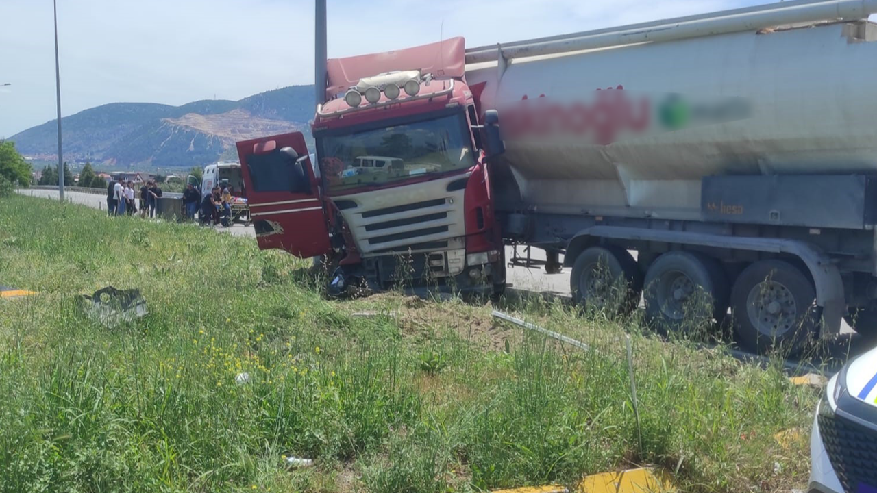 Tır ile elektrikli motor çarpıştı: Ölü ve yaralılar var!