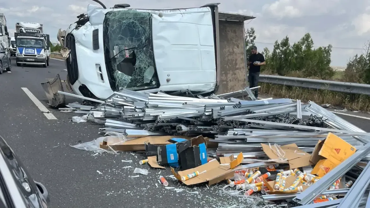 Urfa'da lastiği patlayan yüklü kamyonet devrildi!