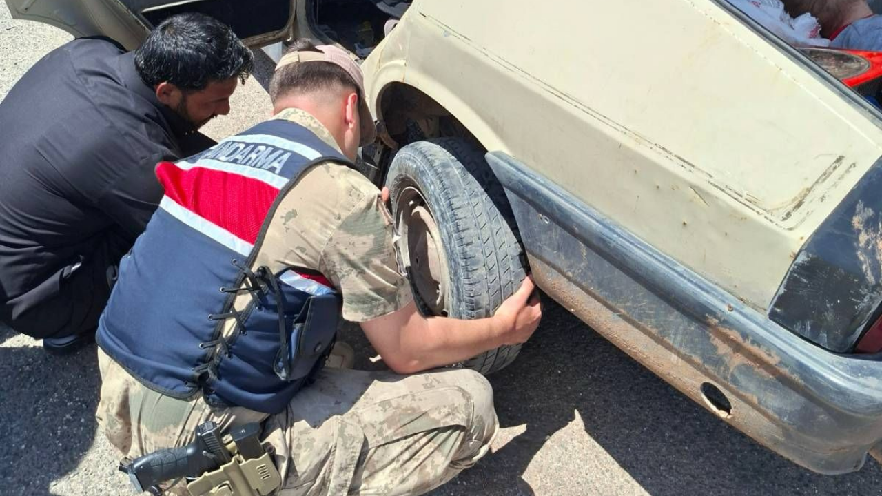 Urfa’da yol kontrolünde vatandaşa jandarma desteği!