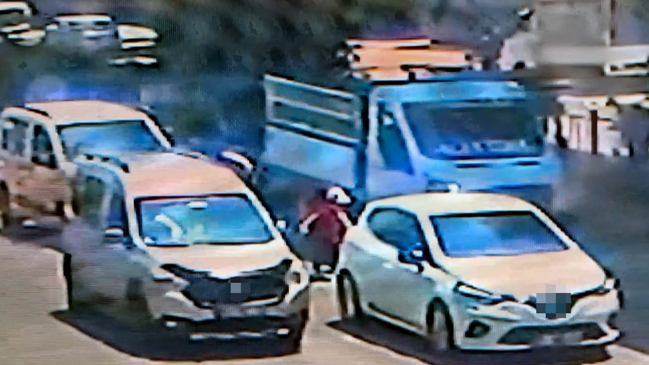 Adana'da feci kaza: İki aracın altında kaldı!