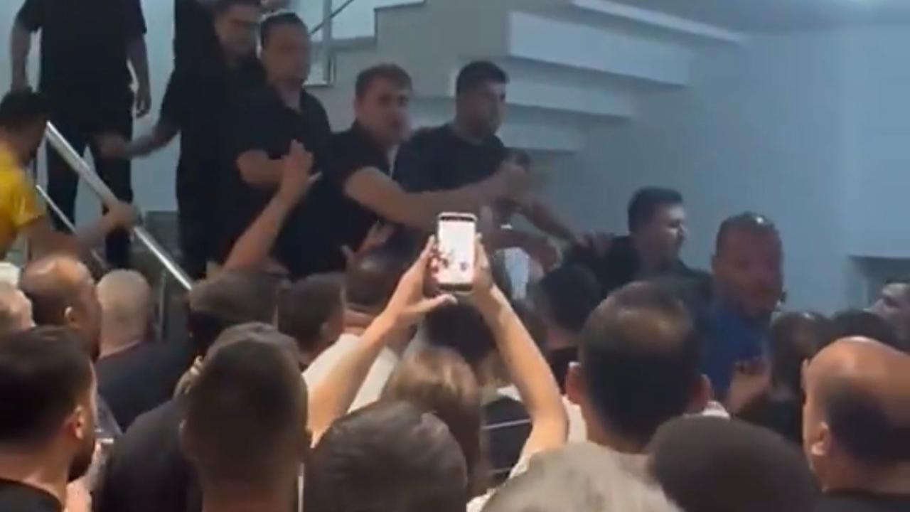 CHP İzmir'de olaylı gece: Taraflar arasında arbede çıktı!