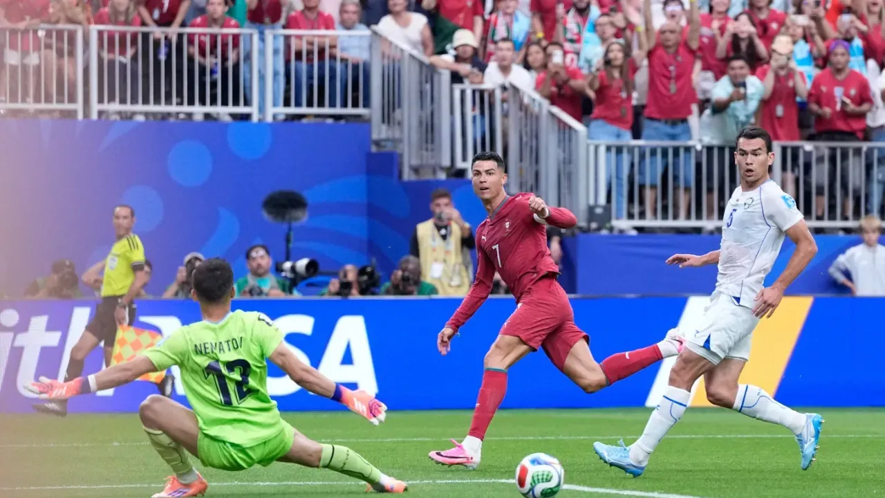 Cristiano Ronaldo tarihe geçti, Portekiz 5-0’la güldü!