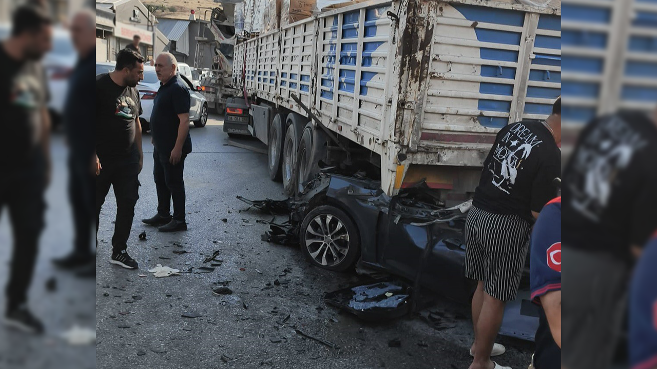 Otomobil TIR'a arkadan çarptı! Feci kaza kamerada!
