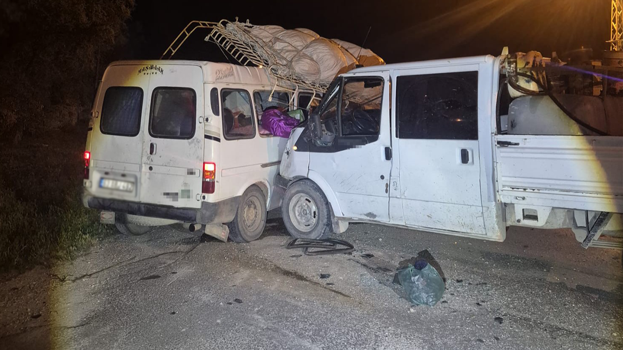 Kamyonet ile minibüs çarpıştı: Çok sayıda yaralı