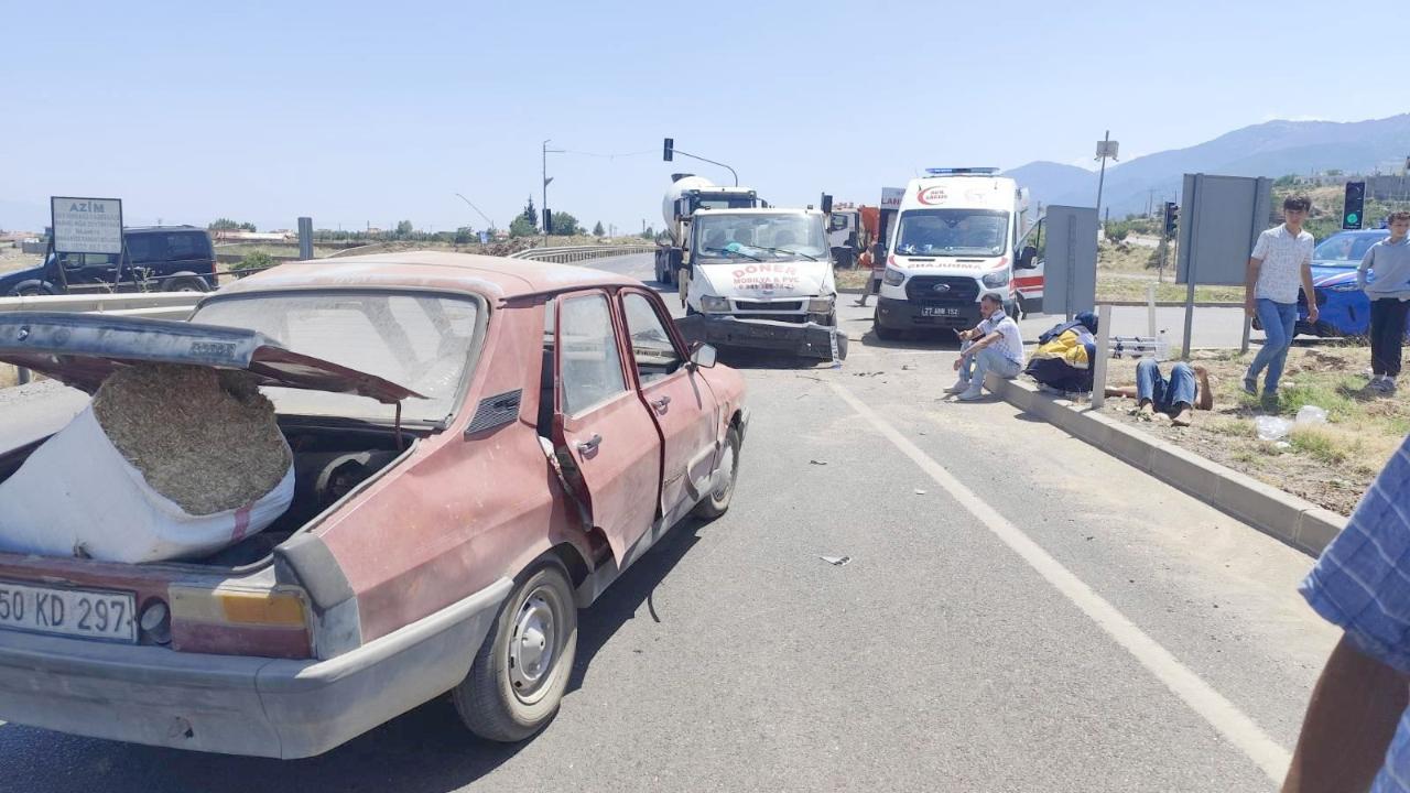 Kamyonet ile otomobil çarpıştı; Çok sayıda yaralı var