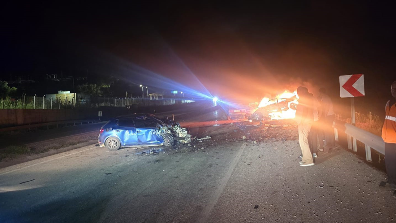 Kaza yapan otomobil alev aldı: Ortalık can pazarına döndü!