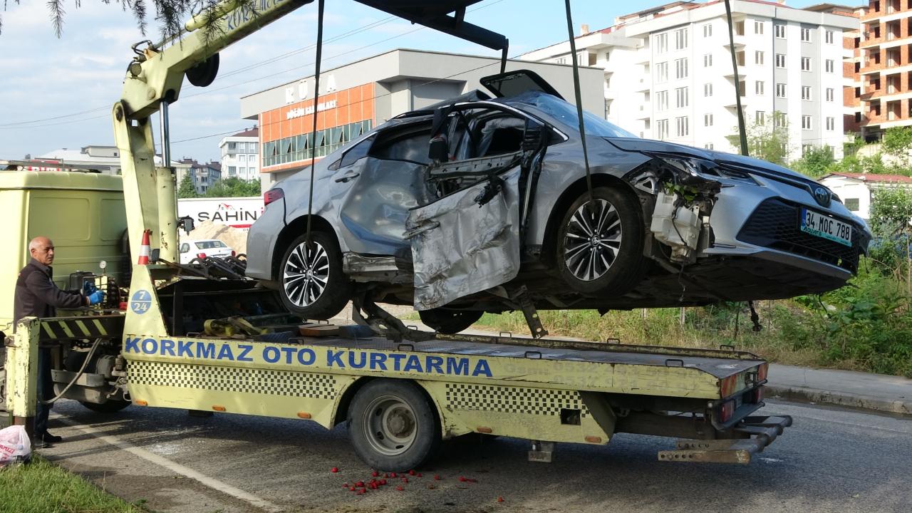 Otomobil ağaç ve aydınlatma direğini devirdi: Çok sayıda yaralı var!