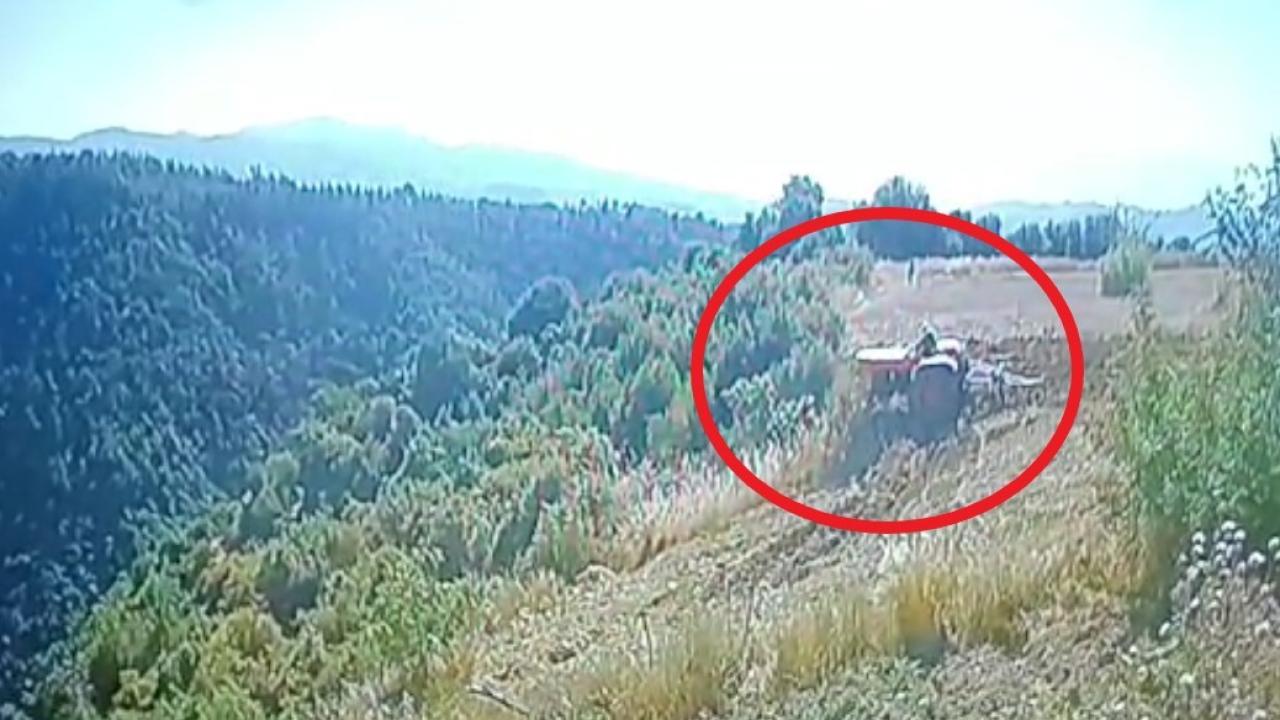 Devrilen traktörün altında can verdi! Feci kaza kamerada!
