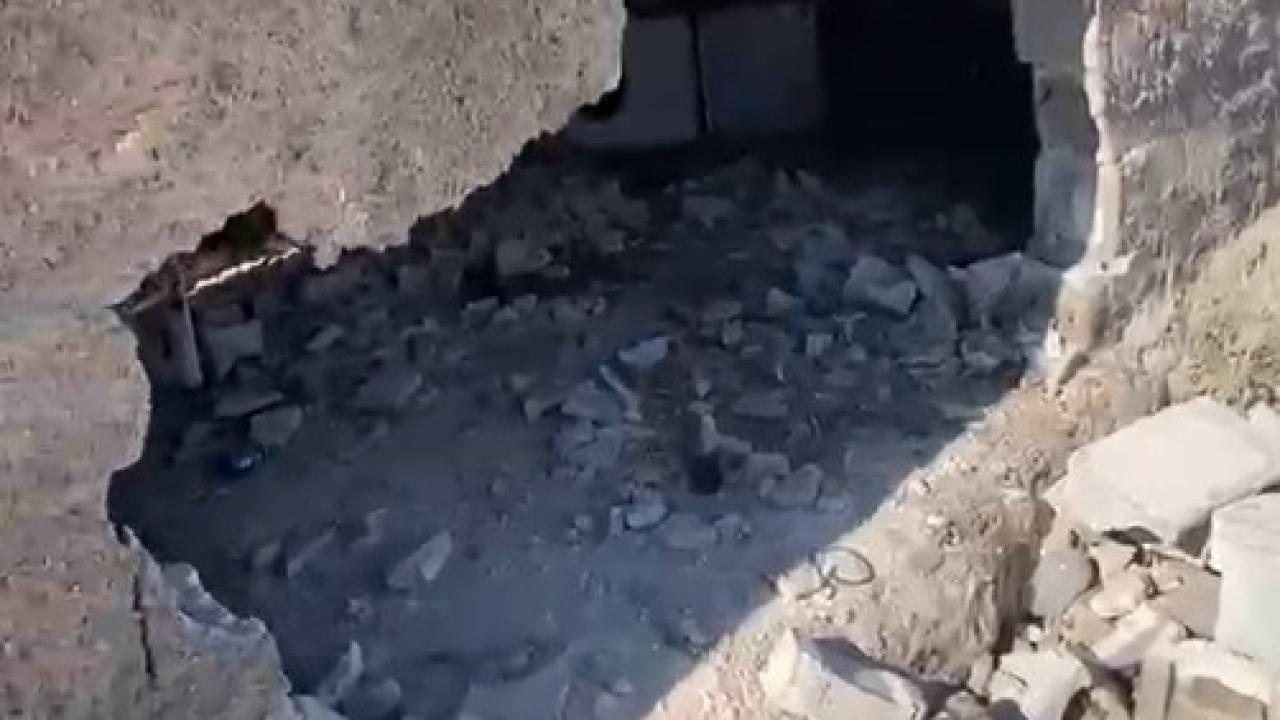 Şanlıurfa'da freni boşalan traktör evin içine daldı!