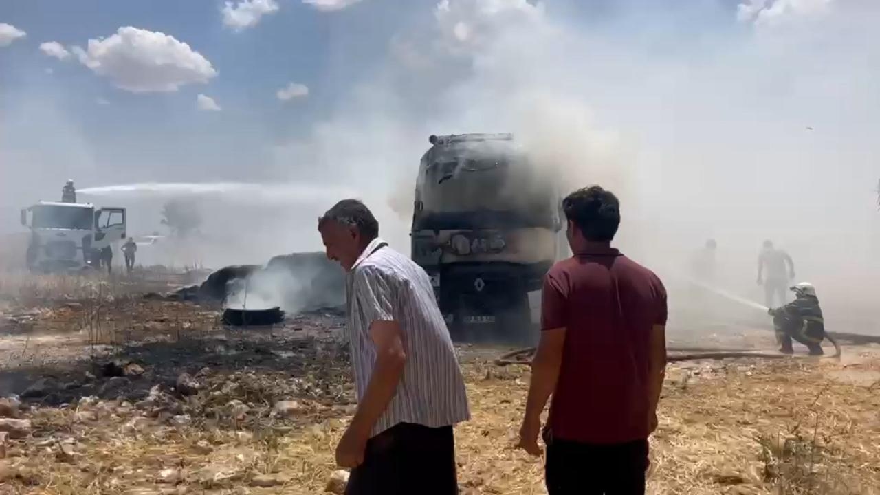Şanlıurfa'da saman  yüklü TIR alev topuna döndü!
