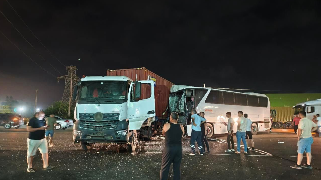 TIR ile işçi servisi çarpıştı: Çok sayıda yaralı var!