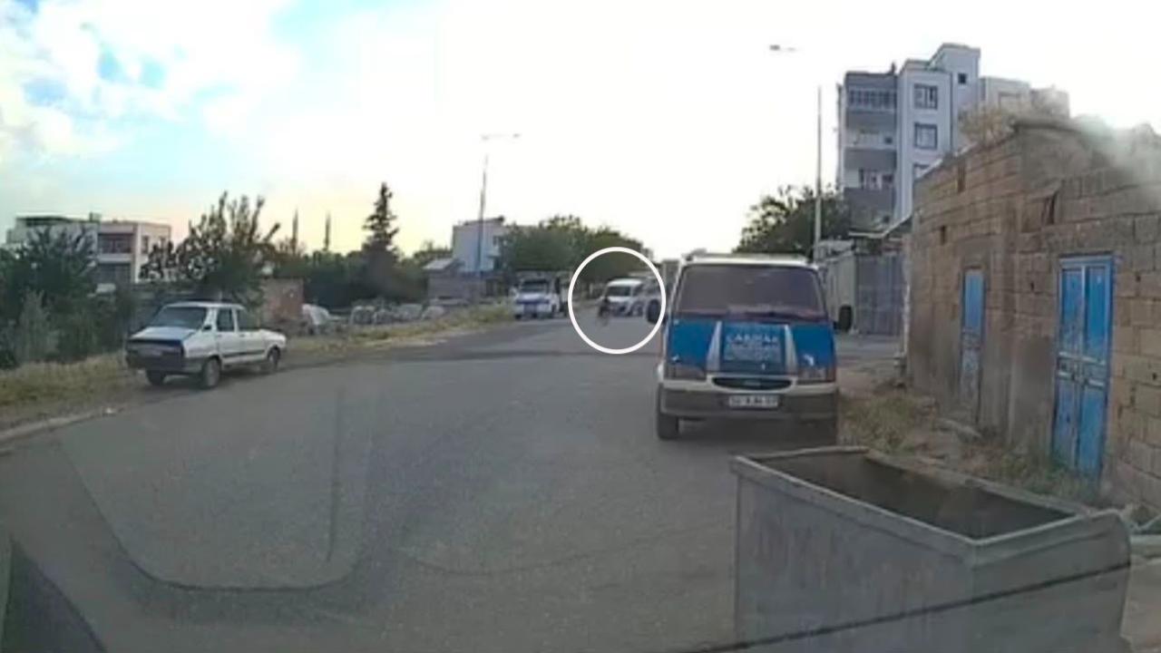 Urfa'da aracın çarptığı bisikletli çocuk yaralandı: O anlar kamerada!