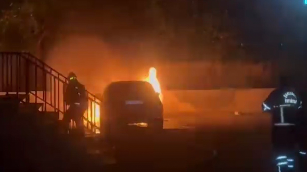 Urfa'da park halindeki otomobil alev topuna döndü!