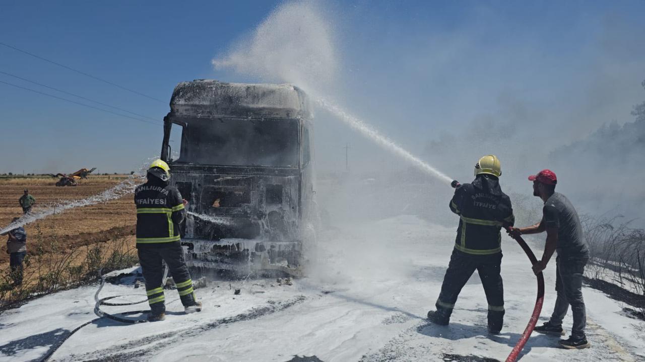 Urfa'da saman yüklü TIR alevlere teslim oldu!
