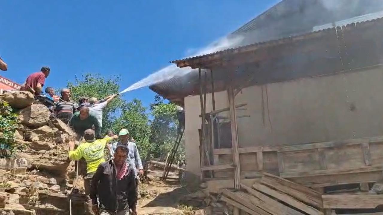 Alevlerin sardığı ev kullanılamaz hale geldi!