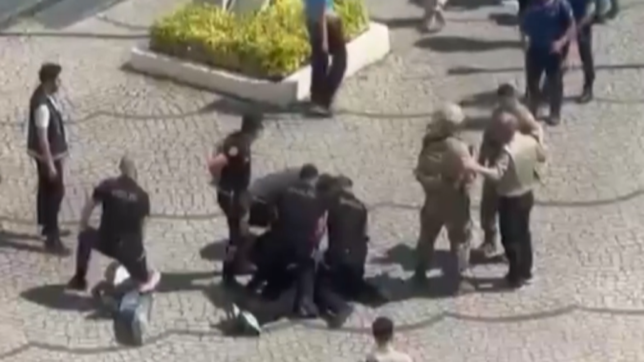 Adliye önünde kavga! Ortalık savaş alanına döndü! O anlar kamerada